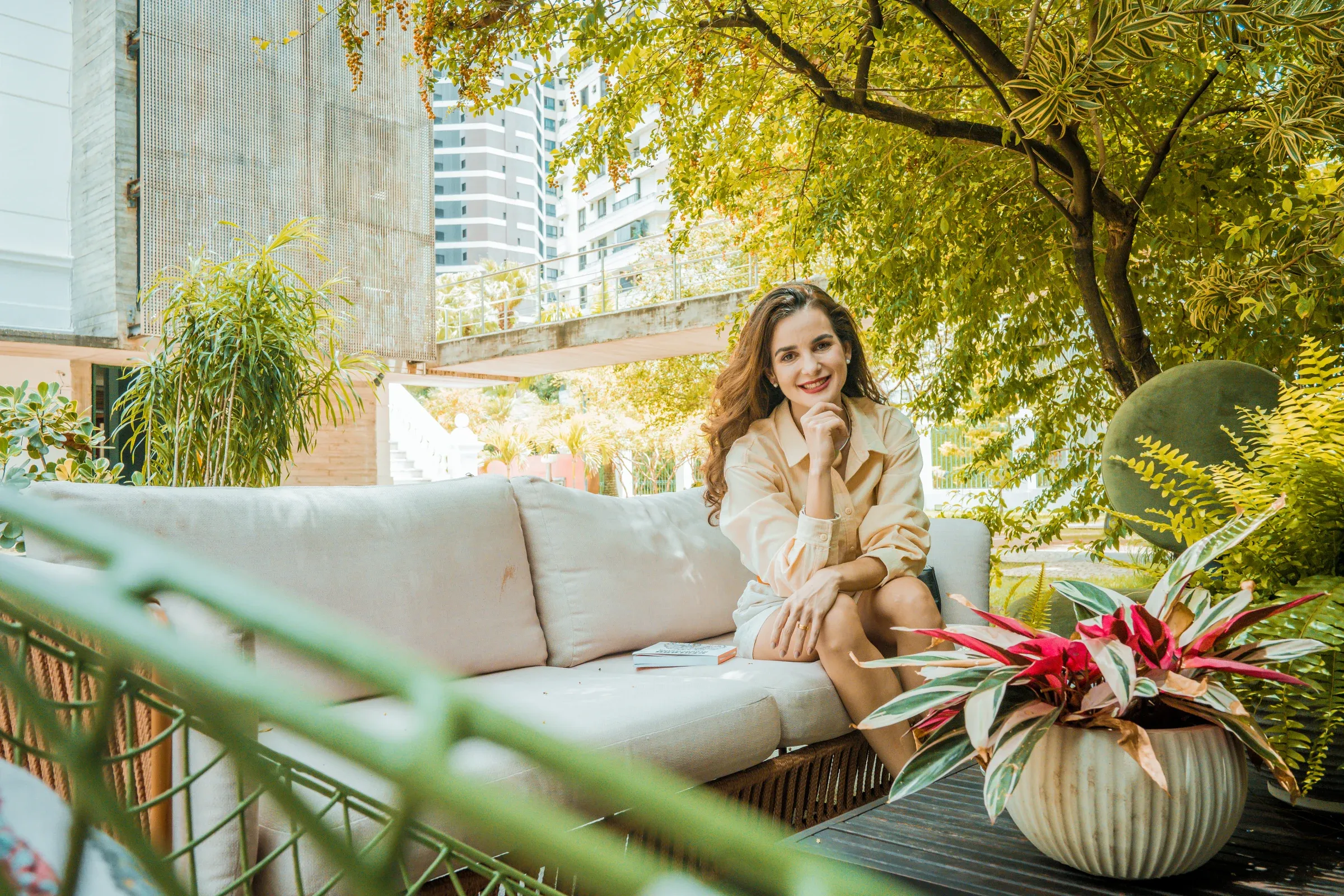 Jéssica Ribeiro, nutricionista, em ambiente com vegetação